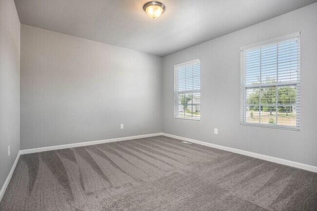 Building Photo - 5643 Claremount St