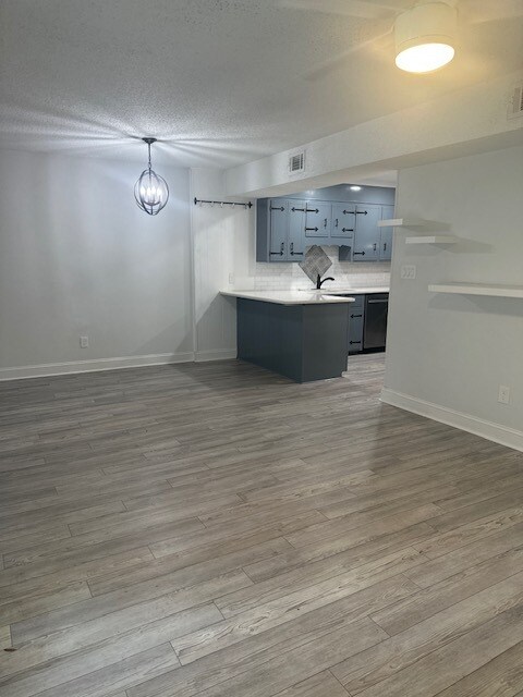 Building Photo - Beautifully Remodeled 4Bed/2.5Bath Townhome