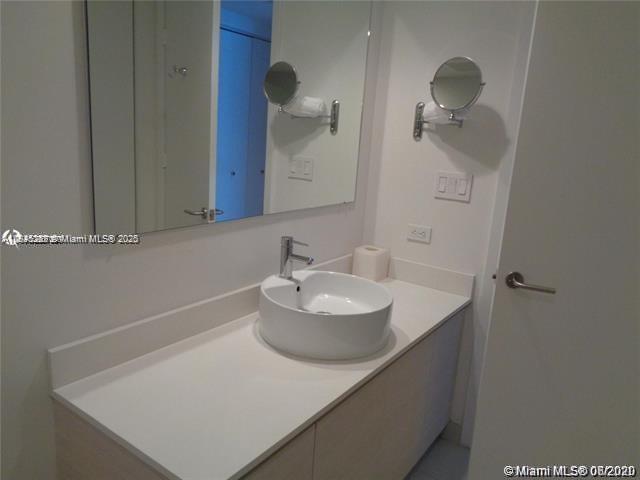 Building Photo - 2600 E Hallandale Beach Blvd