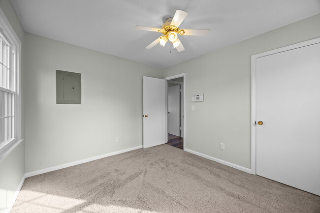 Building Photo - 904 Jennifer Ln