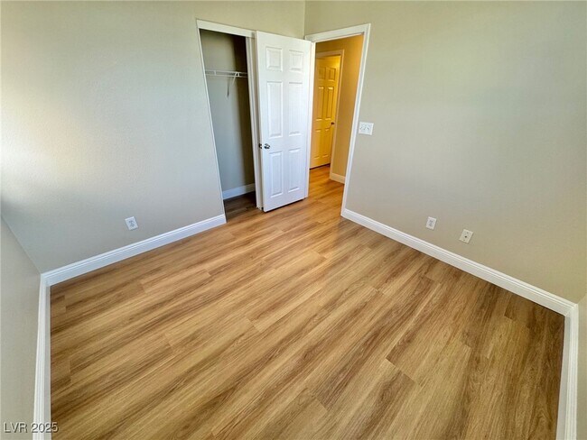 Building Photo - 10992 Scotch Rose St