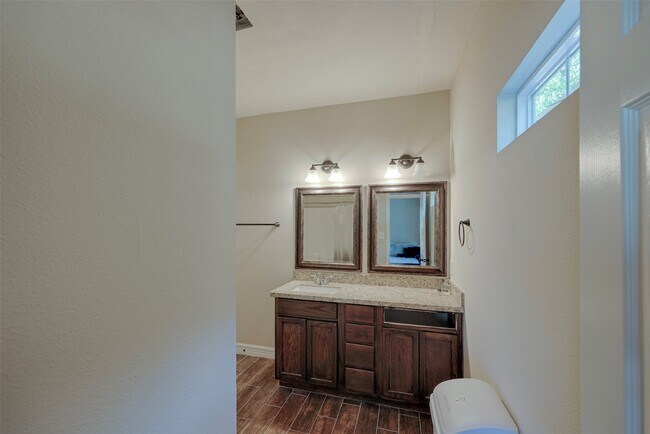 Building Photo - 1122 Detroit St