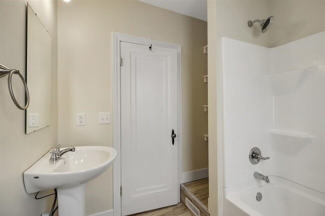 Building Photo - 5 bed, 3 bath updated home on Campus -  AVAILABLE AUGUST 2026