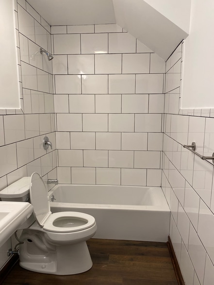 Full Bath - 284 Berkeley Rd