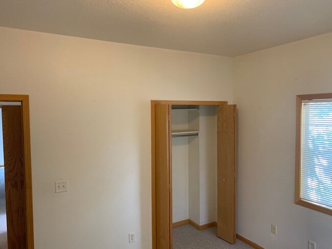 Building Photo - Beautiful 2 Bedroom + Loft  End Unit Townhome in Loveland!