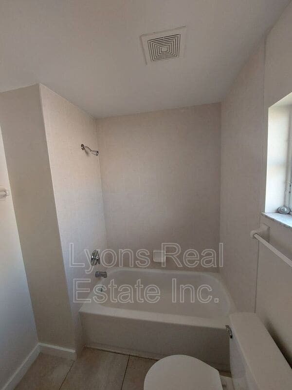 Building Photo - 611 SE 5th St