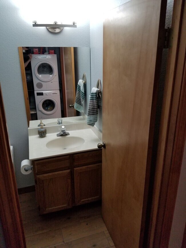 Building Photo - 2 Bed, 2.5 Bath Townhouse near NAU/CCC!! S...