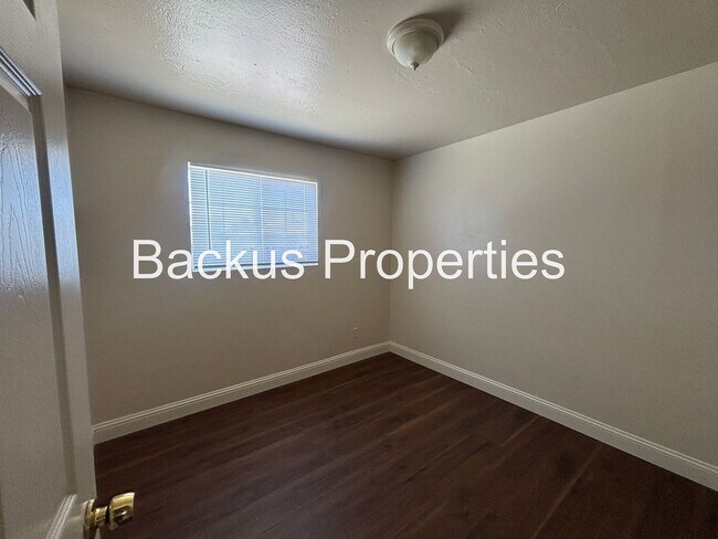 Building Photo - 516 James St