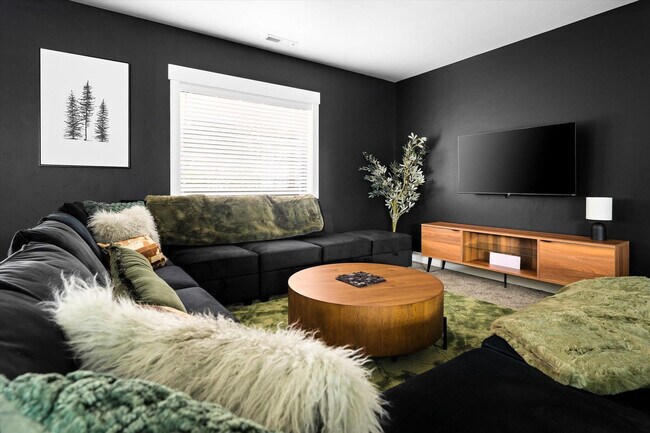 Building Photo - 323 Deer Creek Rd