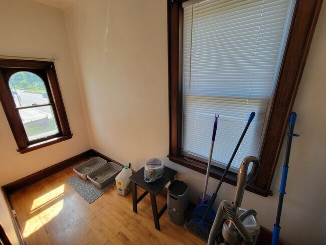 Building Photo - 330-332 N 12th Ave E