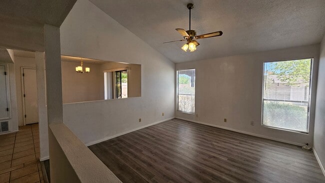 Building Photo - 3 bed 1.5 bath
