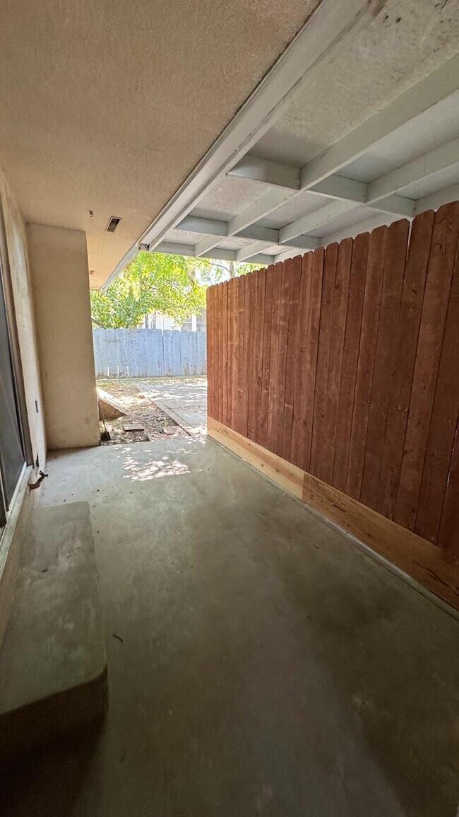 Building Photo - 493 N Alta Ave