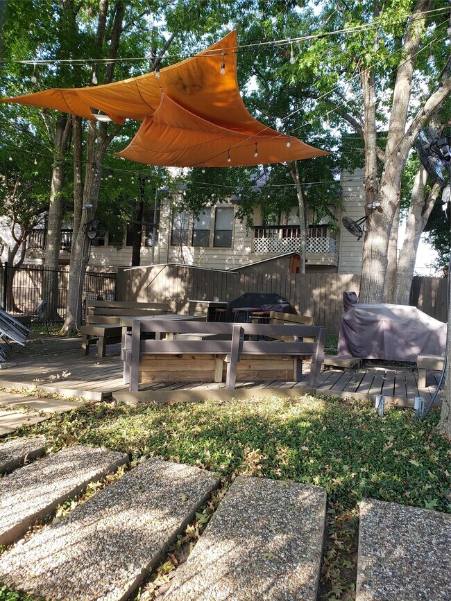 Building Photo - 11710 Southlake Dr