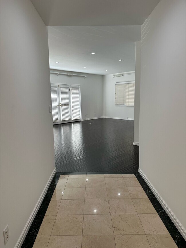 Building Photo - 435 Arnaz Dr