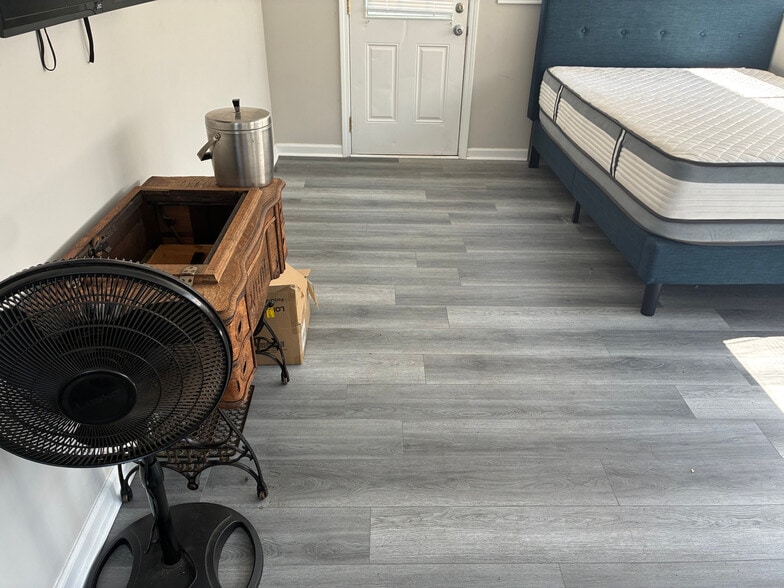 Building Photo - Room in House on Formosa Ave