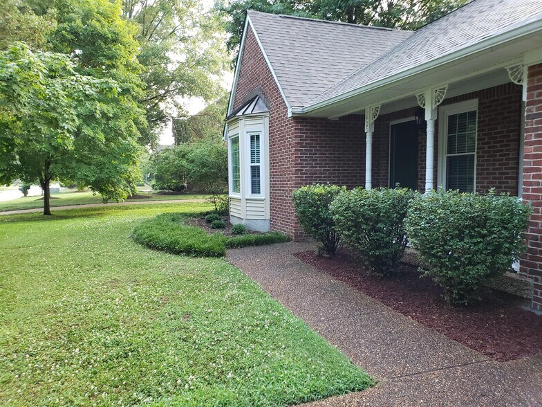 Enjoy this front porch - 1400 Kinnard Dr