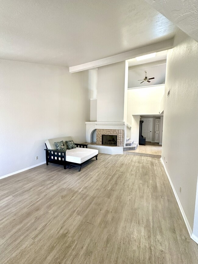 Building Photo - 15880 Avenida Villaha