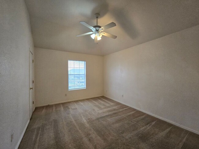Building Photo - RENT SPECIAL - AVAILABLE NOW!