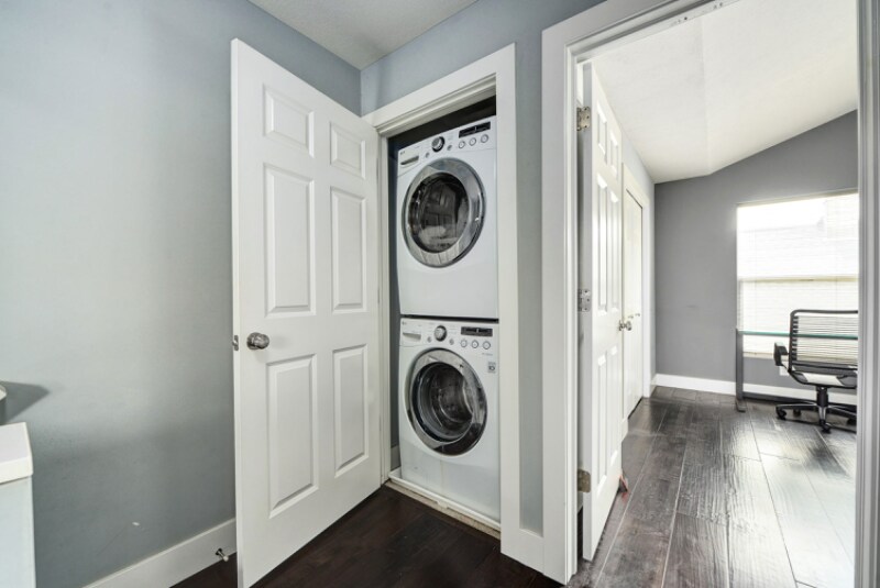 Building Photo - 721 University Ct