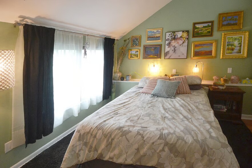 Bedroom with queen bed - second floor - 318 Sterling St