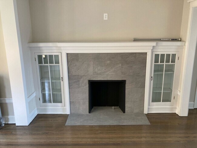 Building Photo - 2418 N Sawyer Ave