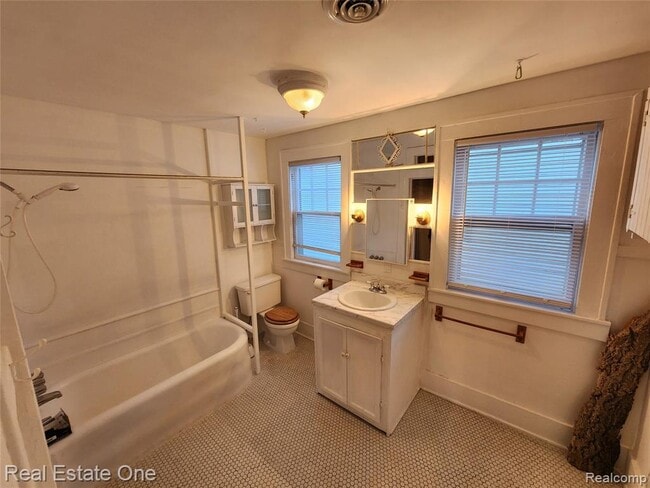 Building Photo - 400 Stratford Rd