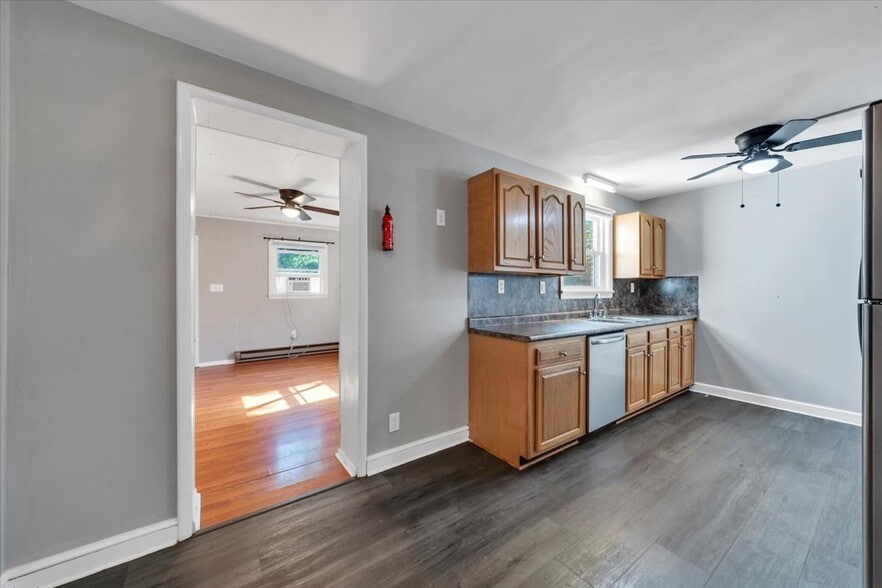 KITCHEN W/ NEW LUXURY VINYL TILE! - 2413 Memorial Ave SW