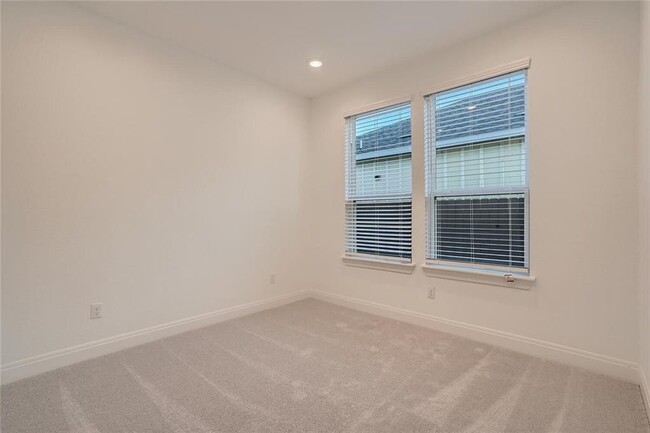 Building Photo - 121 Slenderleaf Dr