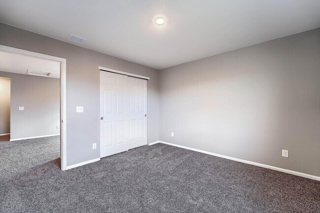 Building Photo - Gorgeous 4 bed, 3 bath, loft and an office!