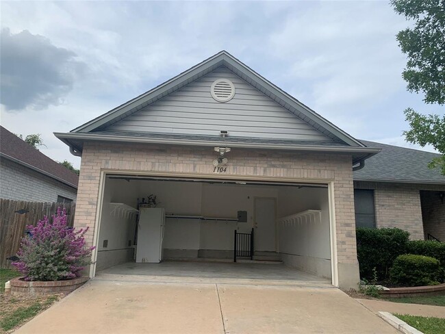 Building Photo - 1104 Collinwood W Dr