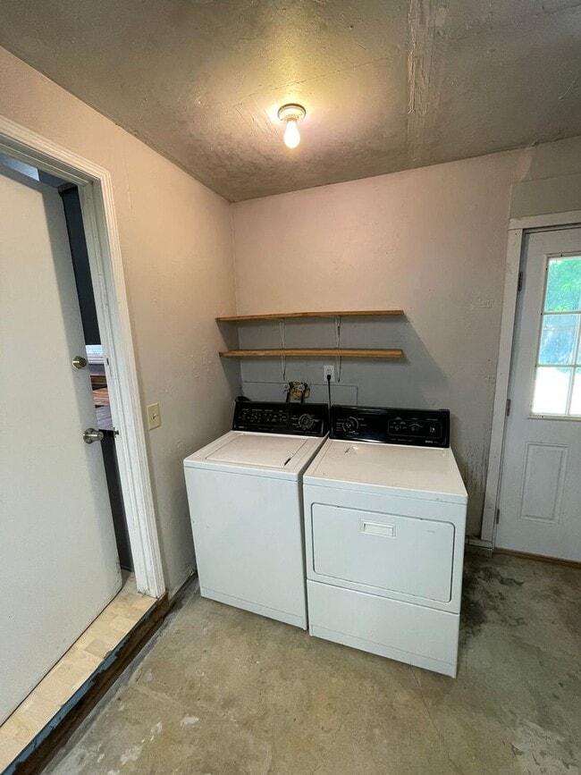 Building Photo - Hard to find 3 bedroom 2, bathroom.