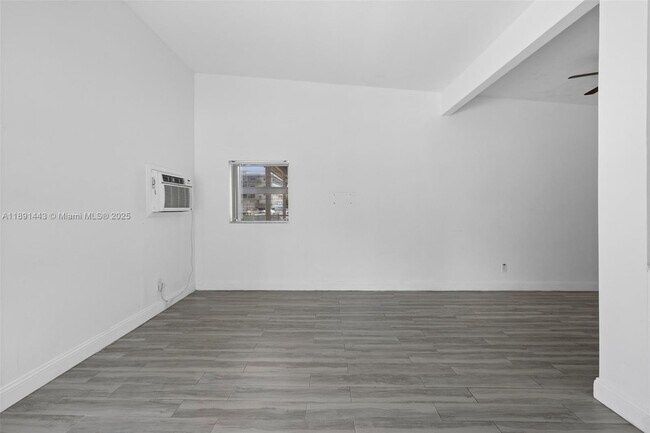 Building Photo - 8135 Crespi Blvd