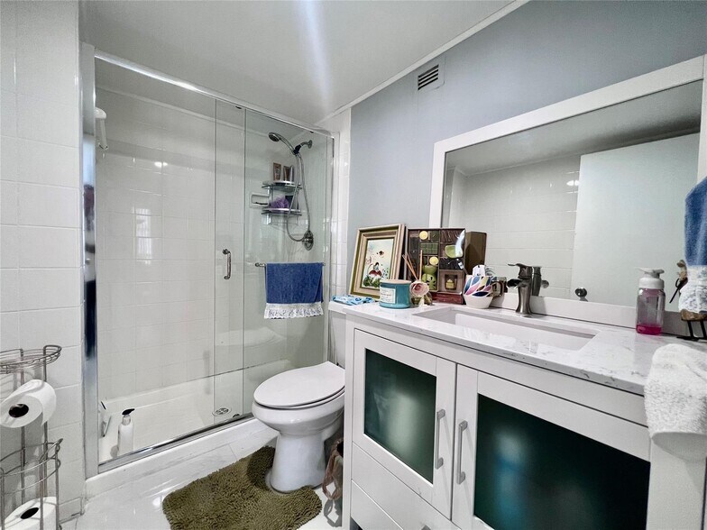 Building Photo - 2049 S Ocean Dr