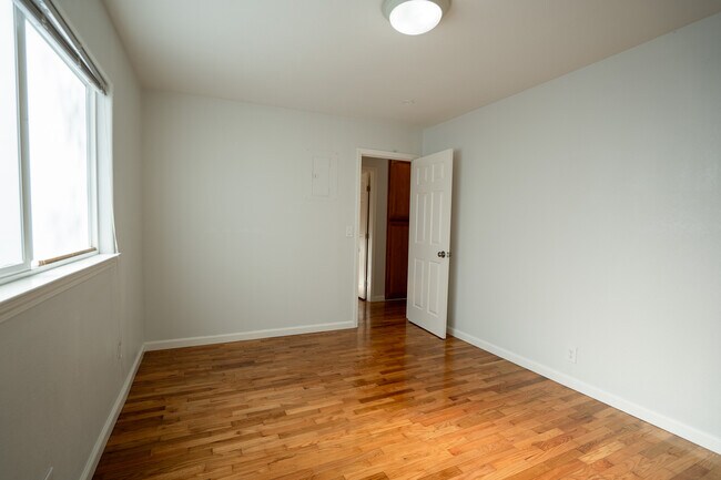 Building Photo - 652 Cypress Ave