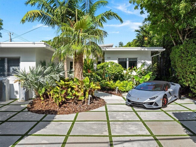 Building Photo - 425 E Dilido Dr