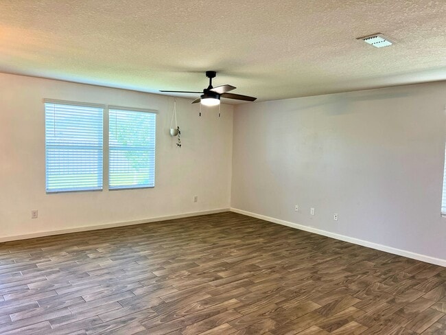 Building Photo - Stylish 4-Bedroom Home with Fenced Yard – Prime Location!