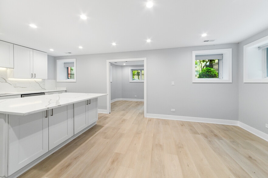 Building Photo - 935 W Winona St