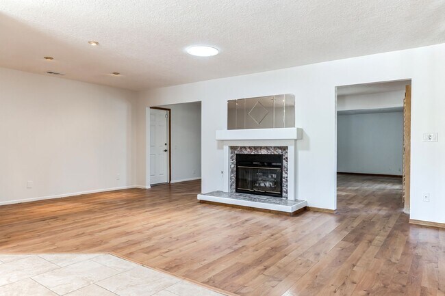 Building Photo - 3 Bed / 2 Bath Home with Bonus Room, Pool and Two Car Garage.