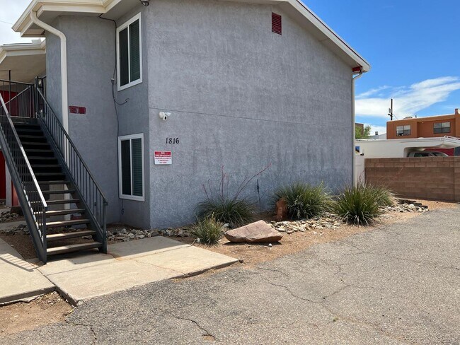 Building Photo - 1816 Buena Vista Dr SE