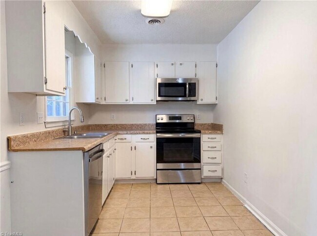 Building Photo - 4708 Chaucer Dr