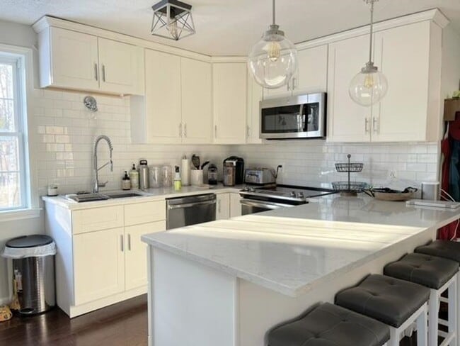 Building Photo - **WINTER RENTAL** Ready For Move In Now!