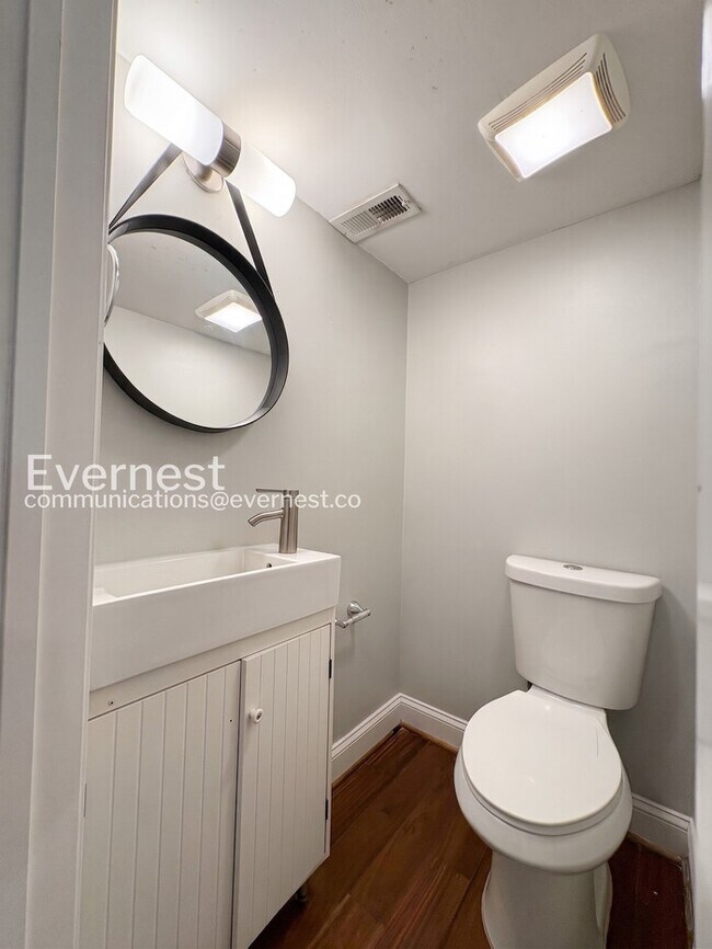 Building Photo - 3 Bed/1.5 Bath Townhome with Fenced Yard / Vouchers Accepted / Available Now!