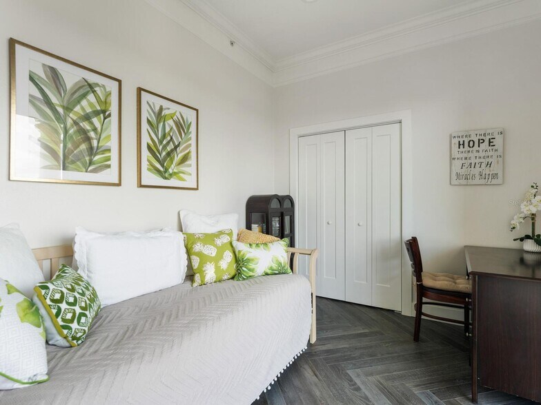 Guest room - 750 N Tamiami Trl