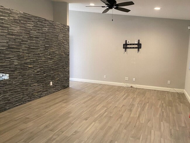 Building Photo - 128 Elmtree Dr
