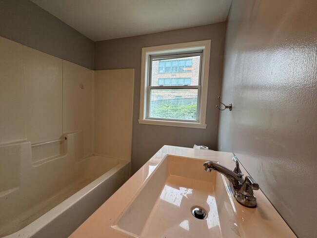 Building Photo - Recently Updated 3-Bedroom Townhouse in La...
