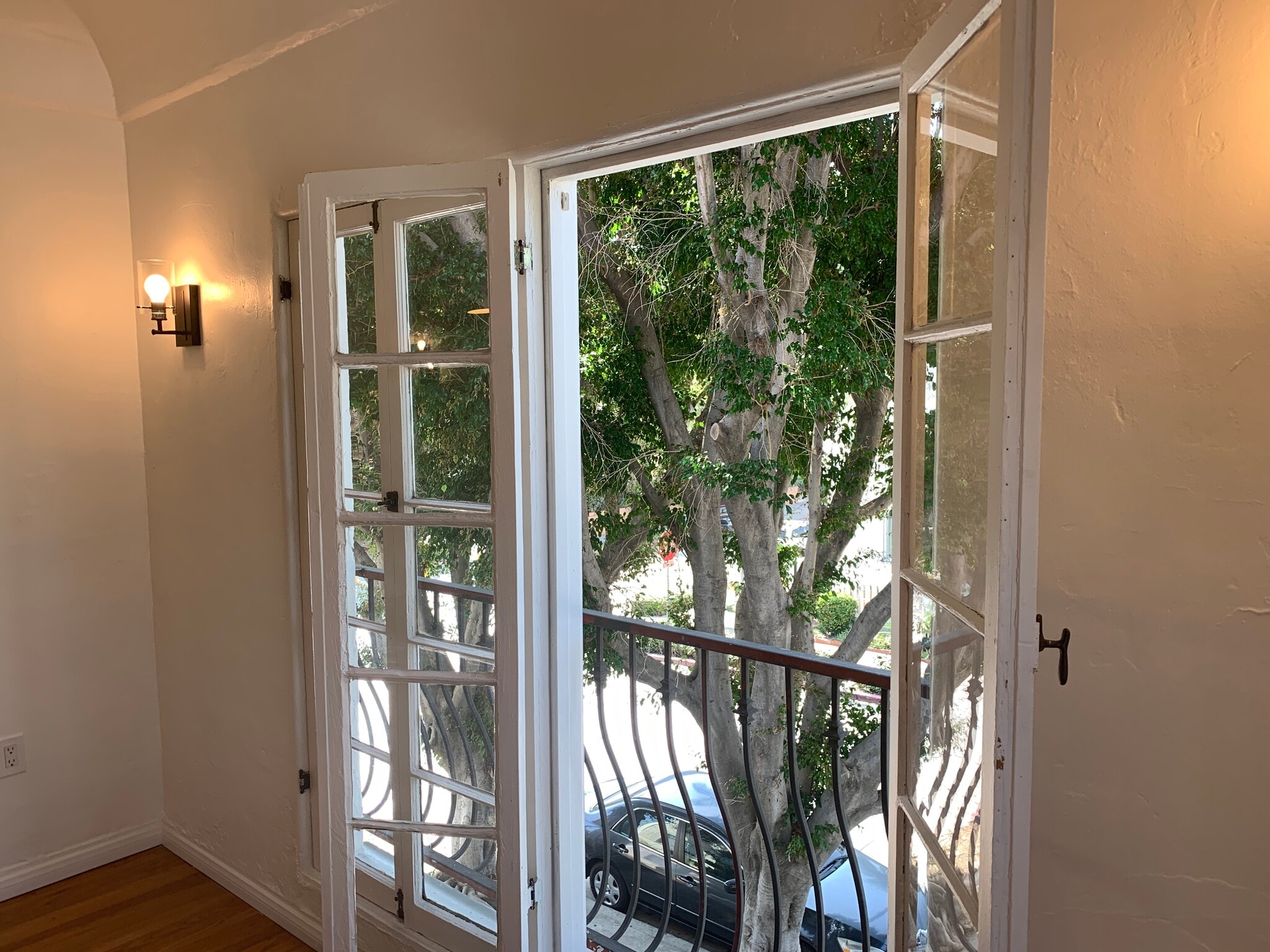 Building Photo - 802 N Sweetzer Ave