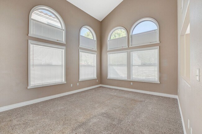 Building Photo - Spacious 4-Bedroom Home in Prime Location!