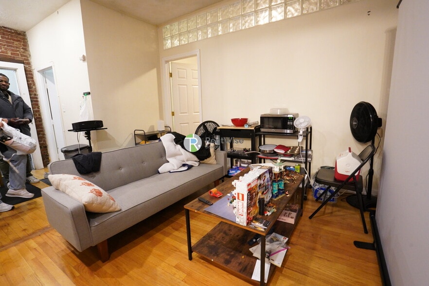 Building Photo - 40 Anderson St