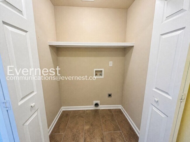 Building Photo - 3 Bed/2 Bath Home with Garage / Pet-Friendly / Vouchers Accepted / Available Now!
