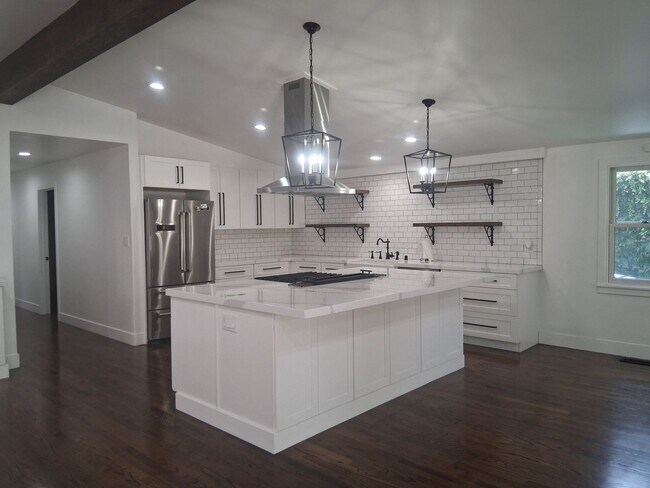 Building Photo - Midtown Charm Meets Modern Luxury